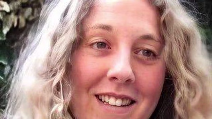 Tragic death of ‘loyal and funny’ woman trying to exit crashed car when lorry hits Tragic death of ‘loyal and funny’ woman trying to exit crashed car when lorry hits