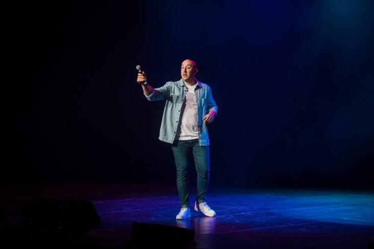 Dalin Oliver was stuck in Dubai when the Iran war started – now he has a comedy show about it – news24.com