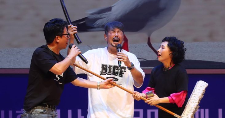 Comedians Honor Jeon Yoo-seong at Busan Comedy Festival – 조선일보
